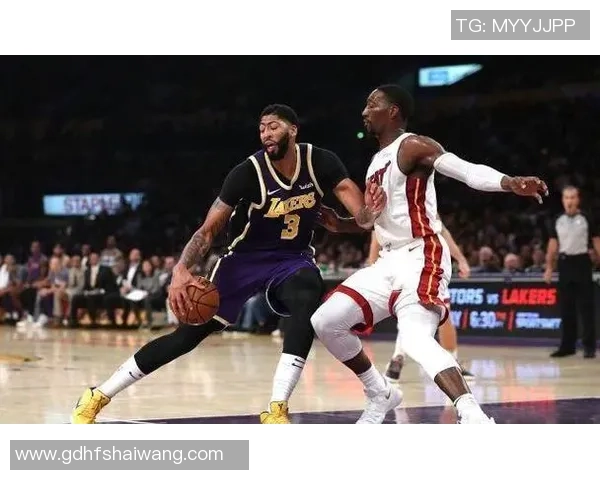 热火与湖人激战第四节精彩回放全景分析与关键时刻解读